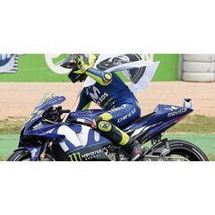 YAMAHA YZR-M1 - MOVISTAR YAMAHA - VAL ENTINO ROSSI - MOTOGP CATALUNYIA 2018 - W/ FIGURINE W/ FLAG