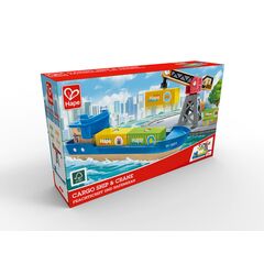 Bateau de fret et grue portuaire