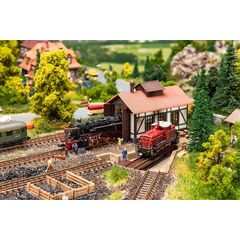 Plaque tournante à segments avec remise à locomotives