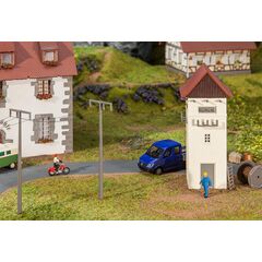 Maison du transformateur avec poteaux électriques