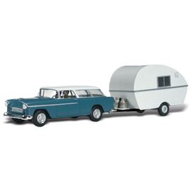 N Thompson en voyage avec sa caravane