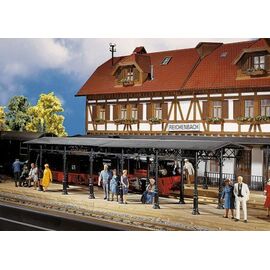 Überdachter Bahnsteig