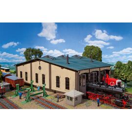 Remise à locomotives annulaire avec pièces d'entraînement