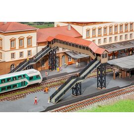 Pont pour piétons avec toit