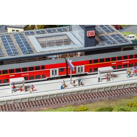 Quai de gare moderne avec accessoires
