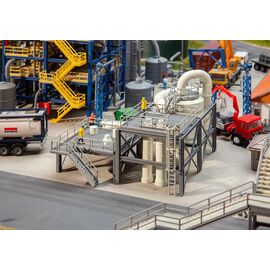 Apparategerüst mit Rohrleitungen