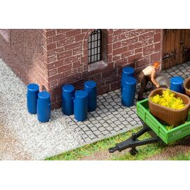 9 fûts en plastique