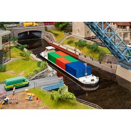 Cargo fluvial avec conteneurs