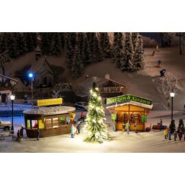 2 stands de marché de Noël avec sapin de Noël illuminé