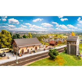 Bahnhof Susch mit Schalthaus  Toilette  Brunnen