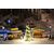 2 Weihnachtsmarktbuden mit beleuchtetem Weihnachtsbaum