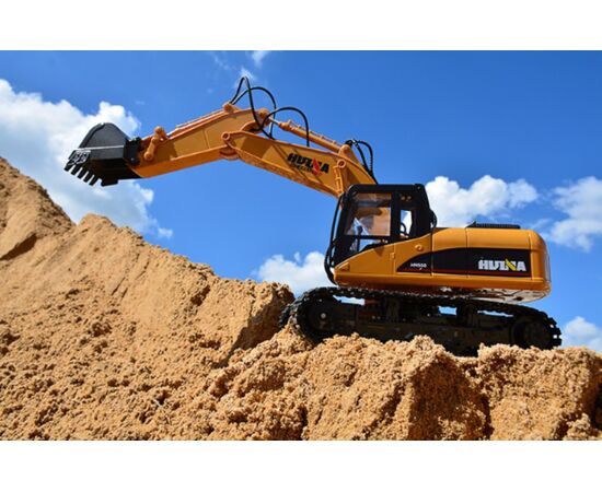 HUI1550-1:14 RC excavator loader with 2.4G transmitter and 15 functions.