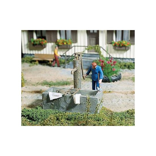 Fontaine à pompe avec auge d'eau