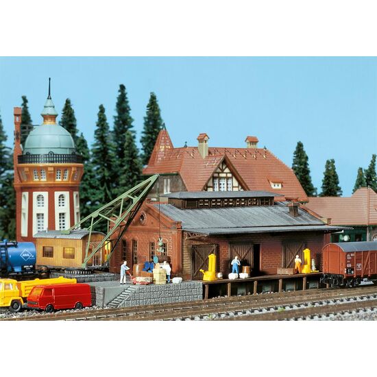 Halle de marchandises avec grue de chargement