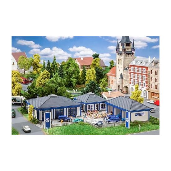 THW-Gebäude mit Fahrzeughalle