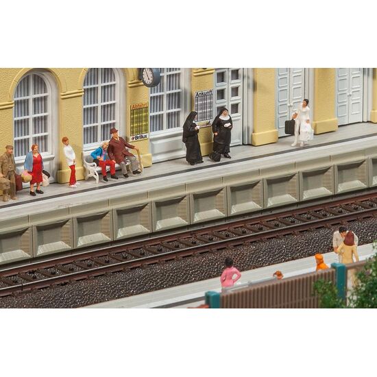 Moderner Bahnsteig für C-Gleis