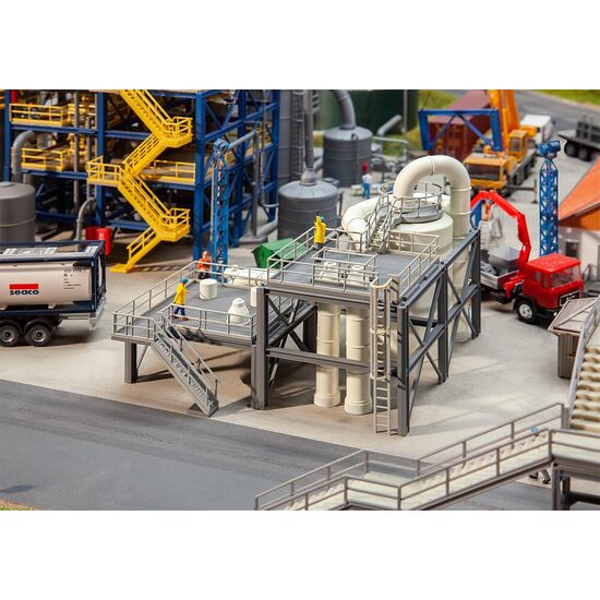 Apparategerüst mit Rohrleitungen