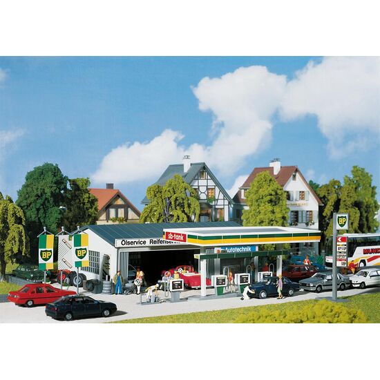 Station-service avec bâtiment de service
