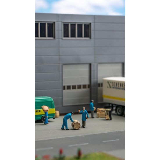 Des transporteurs avec des paquets et des fûts, 2 image