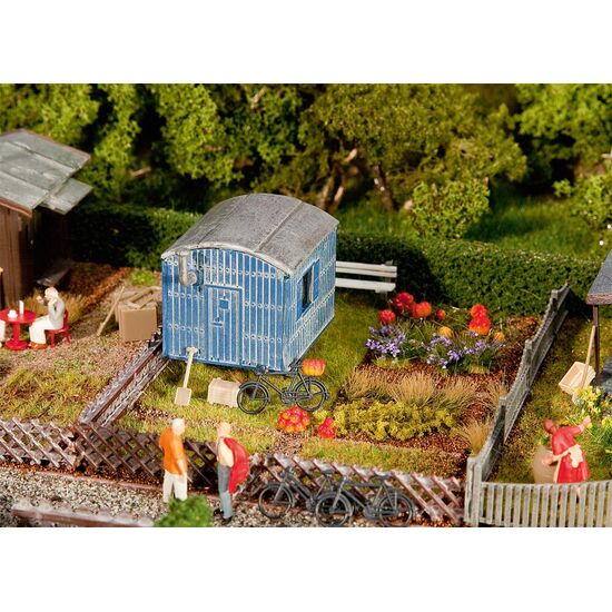 Jardin ouvrier avec roulotte de chantier