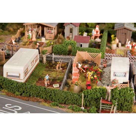 2 jardins ouvriers avec caravanes