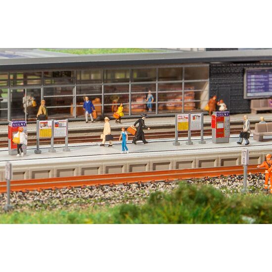 Quai de gare moderne avec accessoires