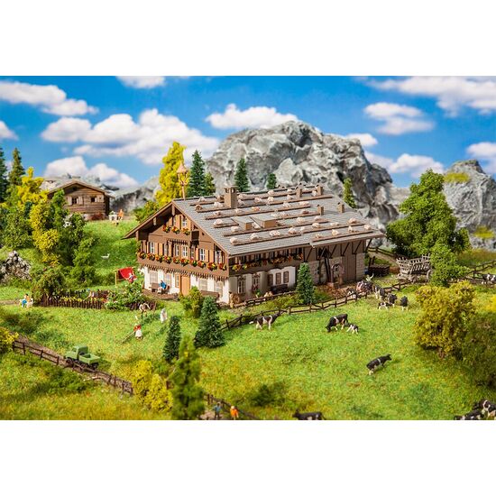 Grande ferme alpine avec grange