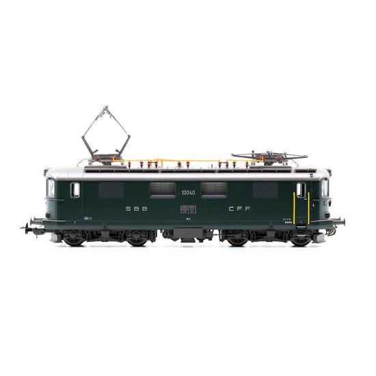 SBB Elektrolokomotive Re 4/4 I 10040  grün mit TEE-Schild  Ep. III/IV  DC, 2 image