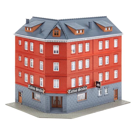 Maison d'angle de la ville avec studio de tatouage, 2 image
