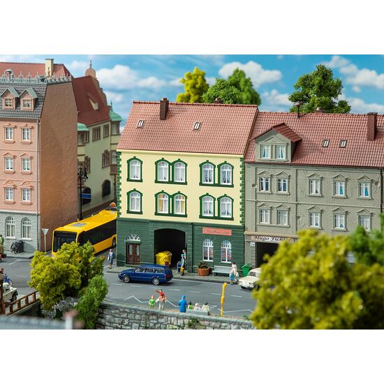 Maison de ville avec magasin de modélisme
