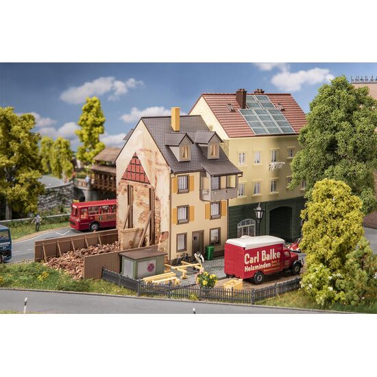 Maison de la vieille ville avec clôture en planches