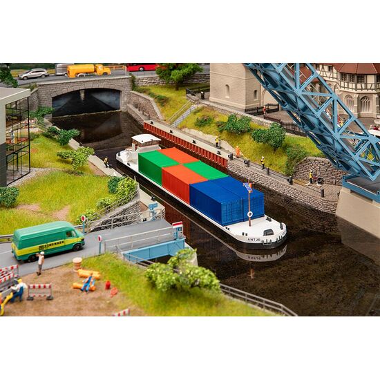 Cargo fluvial avec conteneurs