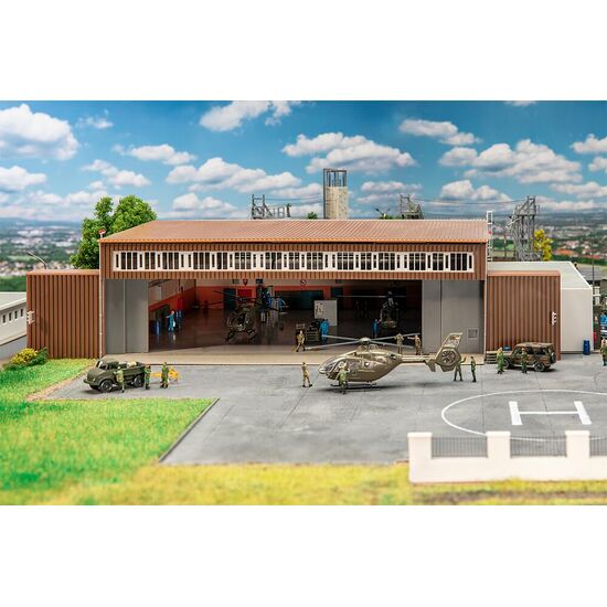 Hangar mit Hubschrauber