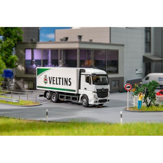 Camion MB Actros Streamspace fourgon Veltins Gettränke (HERPA)