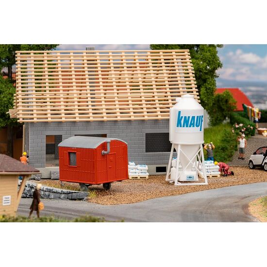 Silo à plâtre et camion de chantier