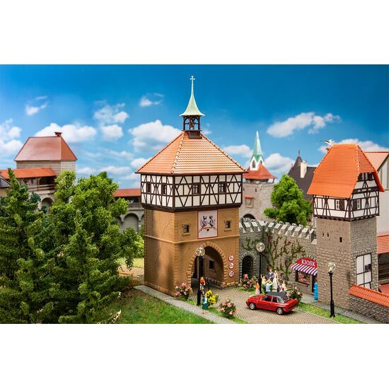 Altstadttor mit Mauer